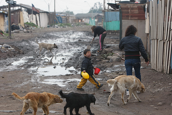 Fundación Sol: Pobreza podría involucrar a más de 7 millones de personas en Chile