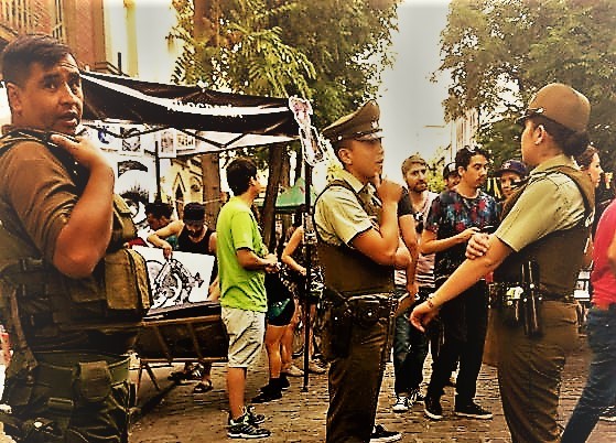 Acusan a concejala electa por Santiago de funar feria de artes gráficas en Barrio Yungay