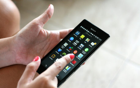 Mira estos buenísimos consejos para limpiar tu celular y tener más espacio libre
