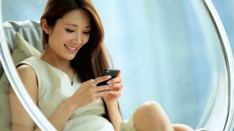 El plan perfecto: mujer vende los iPhone 7 de sus 20 novios y se compra una casa
