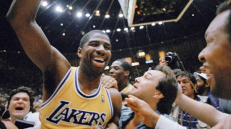 La carta de Magic Johnson, el hombre que dieron muerto por sida hace 25 años y hoy es multimillonario