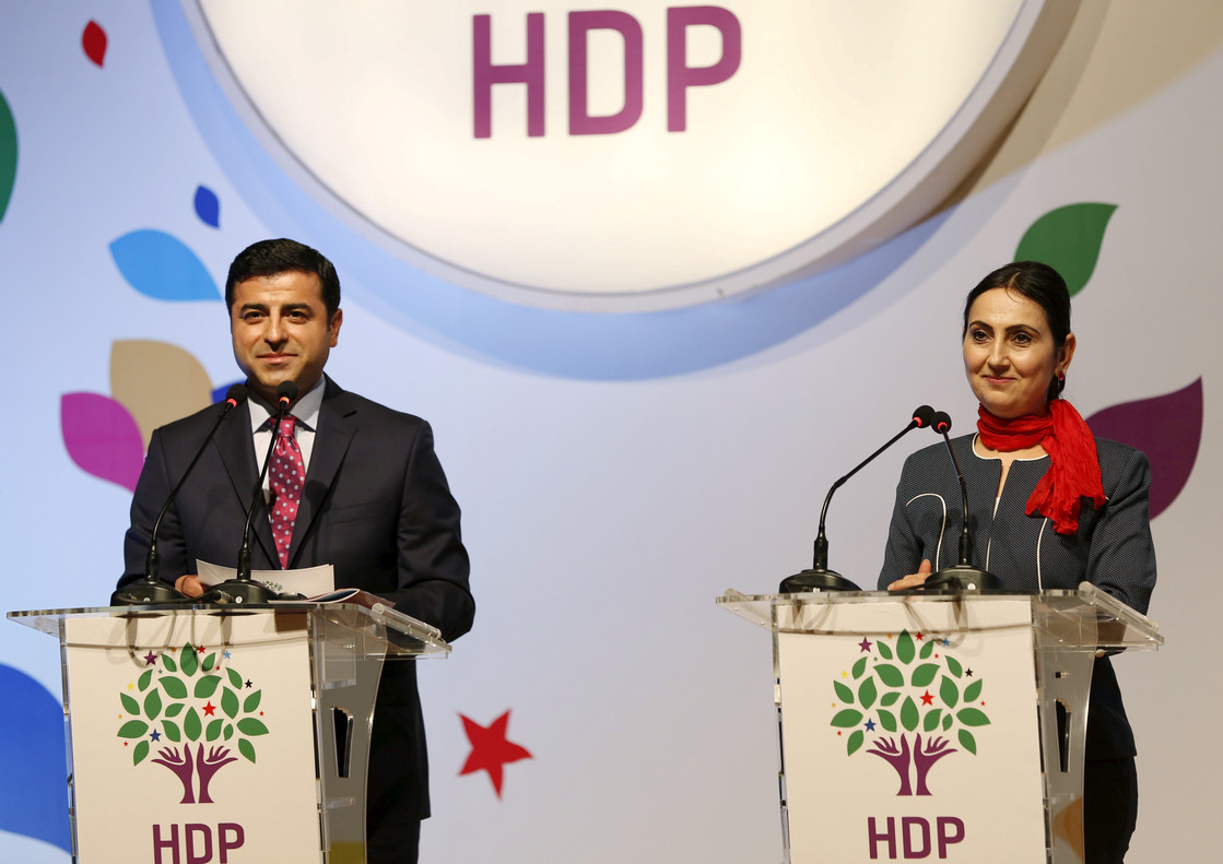 Turquía: Ordenan detención de líderes de partidos de izquierda kurda