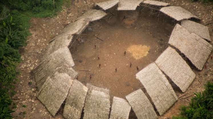 Fotos aéreas muestran a una tribu aislada en región de la Amazonia amenazada por la minería ilegal