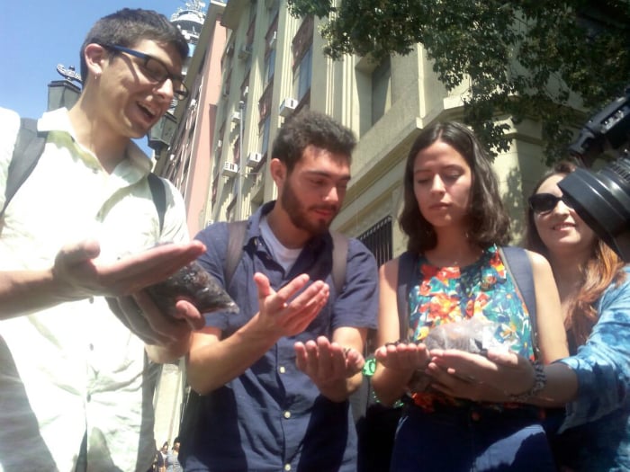 Estudiantes llevan pasas a ministra Delpiano para que no olvide promesa de gratuidad