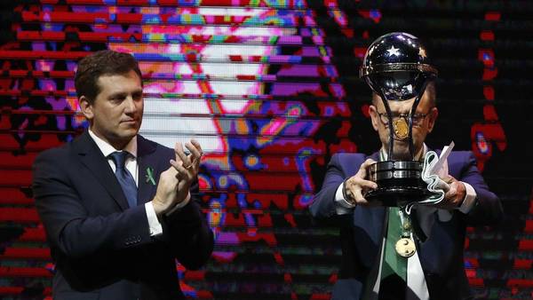 Chapecoense recibió su copa de campeón de la Sudamericana