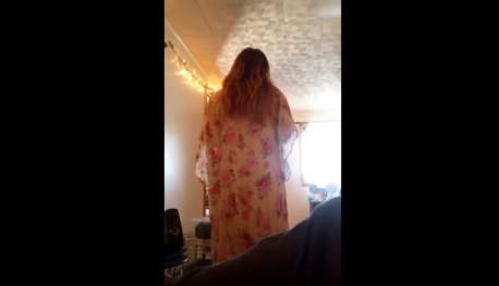 Él graba a su polola sin que ella se dé cuenta y el video la rompe en Internet Él graba a su polola sin que ella se dé cuenta y el video la rompe en Internet