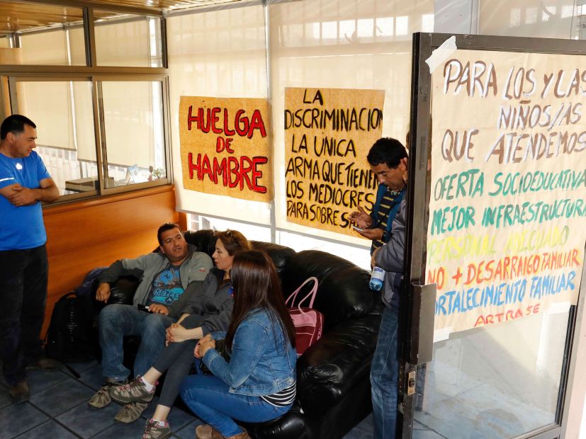 Trabajadores Sename realizan plantón en la Dirección Nacional en sexto día en huelga de hambre