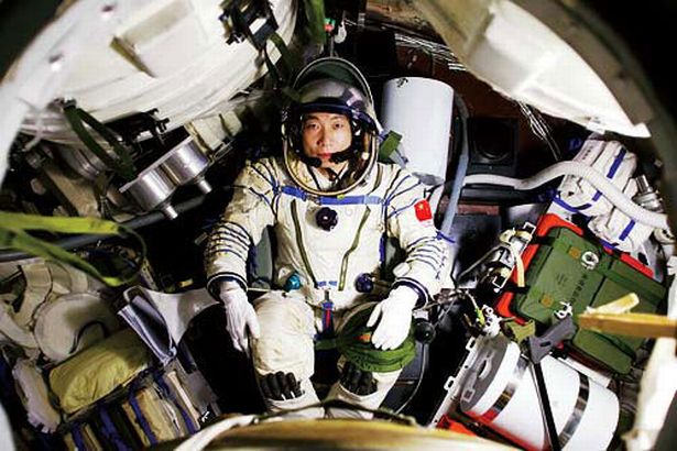 Astronauta chino cuenta que escuchó un extraño sonido cuando estuvo en el espacio