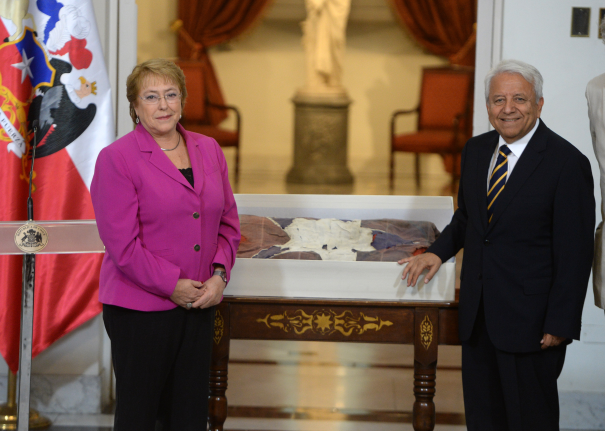Bachelet recibió bandera rescatada de La Moneda tras el Golpe y la entregó al Museo de la Memoria y los DDHH