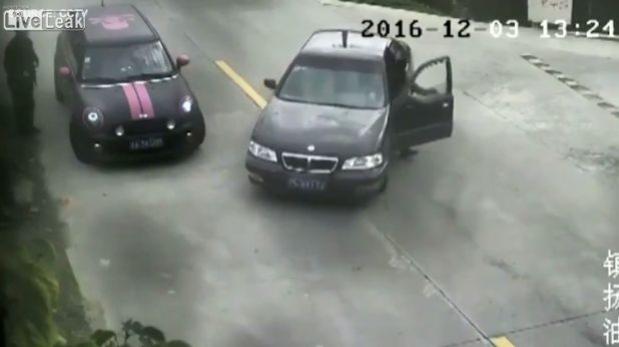 Se equivocó de pedal y terminó con su auto en el río (VIDEO)
