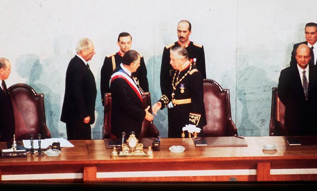 Video muestra otra versión de lo que pasó en el cambio de mando entre Pinochet y Aylwin