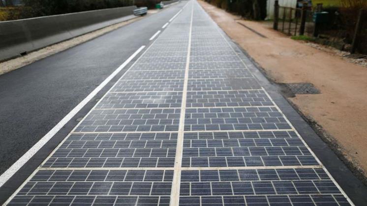 Francia innova con un camino de paneles solares para tráfico automotriz