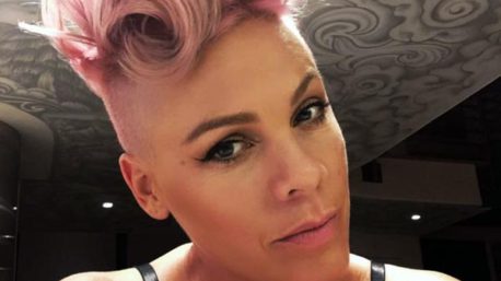 En topless, la cantante Pink mostró su embarazo al «natural»