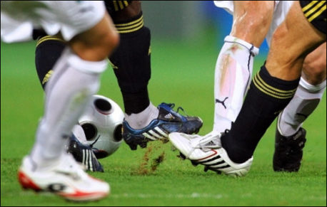 Impacto en el mundo del fútbol: Jugador habría sido sometido a torturas y ritos sexuales por parte de tres mujeres