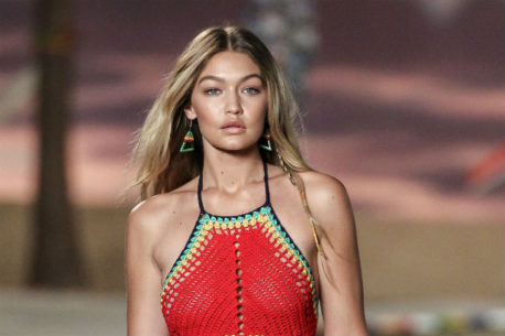 Gigi Hadid sorprendió a todos: posó completamente desnuda, utilizando sólo un accesorio