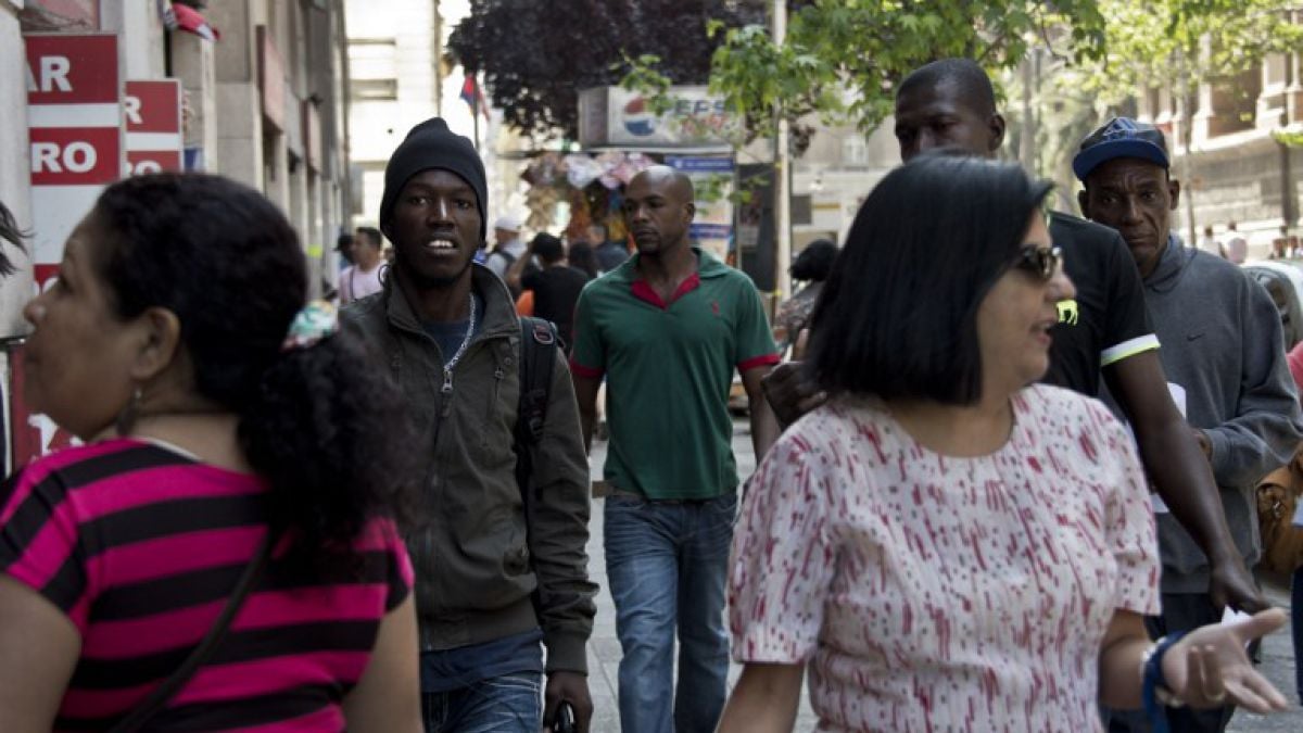 La mayoría de los santiaguinos perciben que los chilenos son “intolerantes” con los migrantes