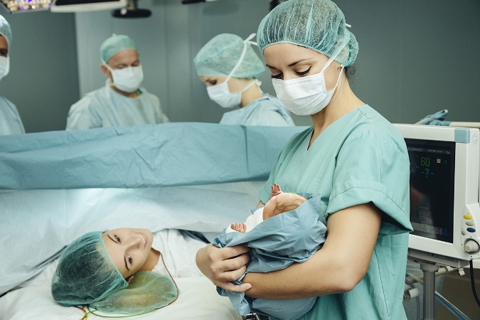 ¿Están influyendo en la evolución humana los partos por cesárea?