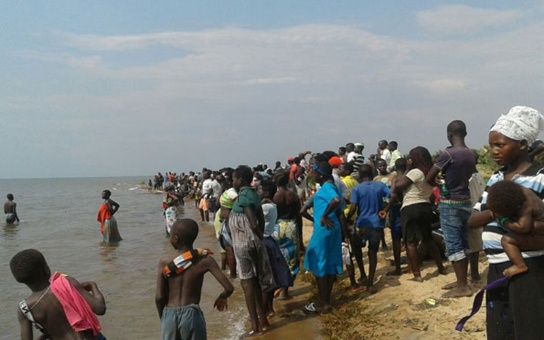 Uganda: 30 futbolistas fallecen en naufragio en lago Alberto