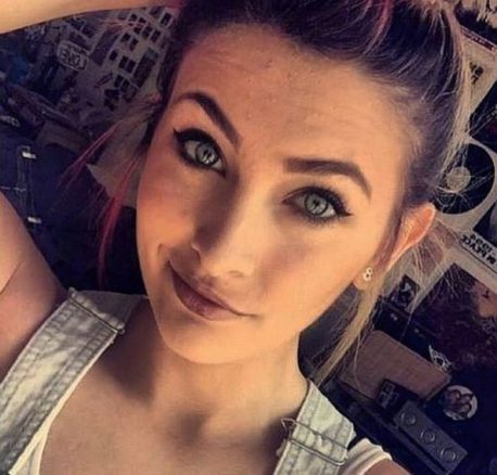 Paris Jackson sorprende con osadas fotografías junto a su novio en la playa