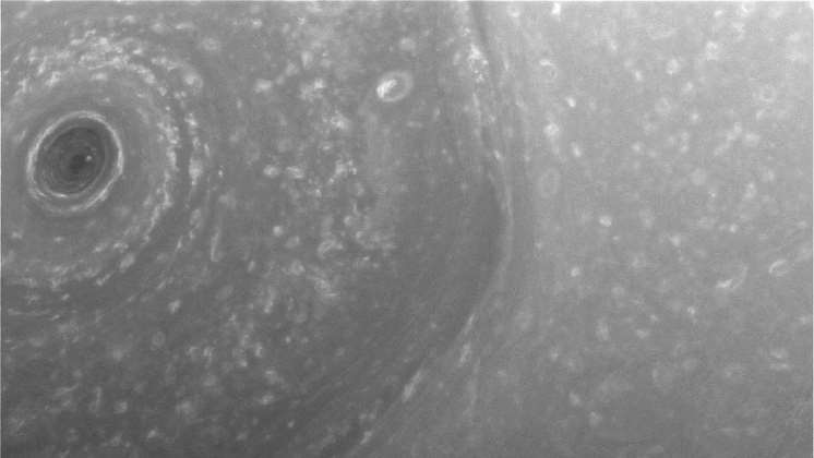 Sonda Cassini de la NASA capta inéditas imágenes del polo norte de Saturno