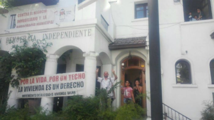 Pobladores de Maipú se toman municipalidad y sede UDI exigiendo una vivienda digna