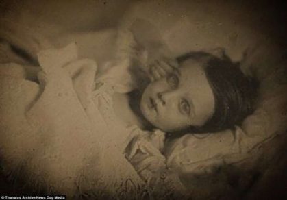 Escalofriantes retratos victorianos de niños sin vida que te causarán pesadillas