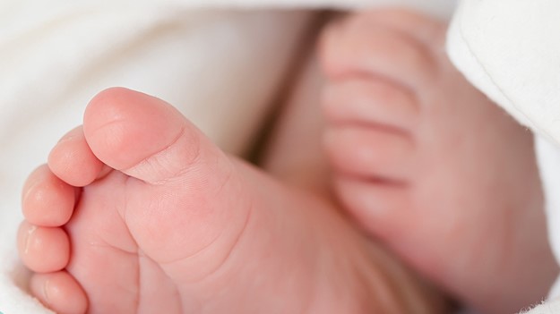 Confirman sentencia contra clínica por trato a neonata: Fue dejada en congelador de restos orgánicos