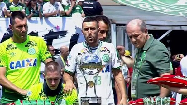 Los tres sobrevivientes del Chapecoense levantaron la Copa Sudamericana