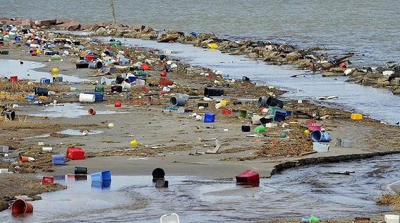 Por un verano limpio detengamos el tsunami de plástico que golpea las playas chilenas