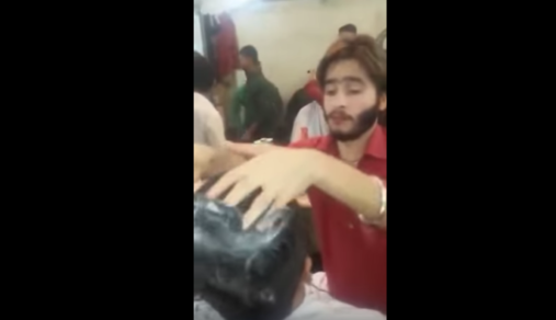 ¡Peligroso! Peluquero corta el pelo con fuego y así es el resultado