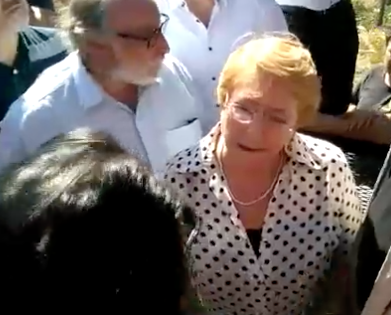 Pobladores de Empedrado increpan a Bachelet por haber demorado la visita a la región