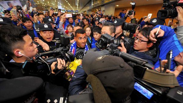 Locura por Tevez en China: una multitud revolucionó el aeropuerto