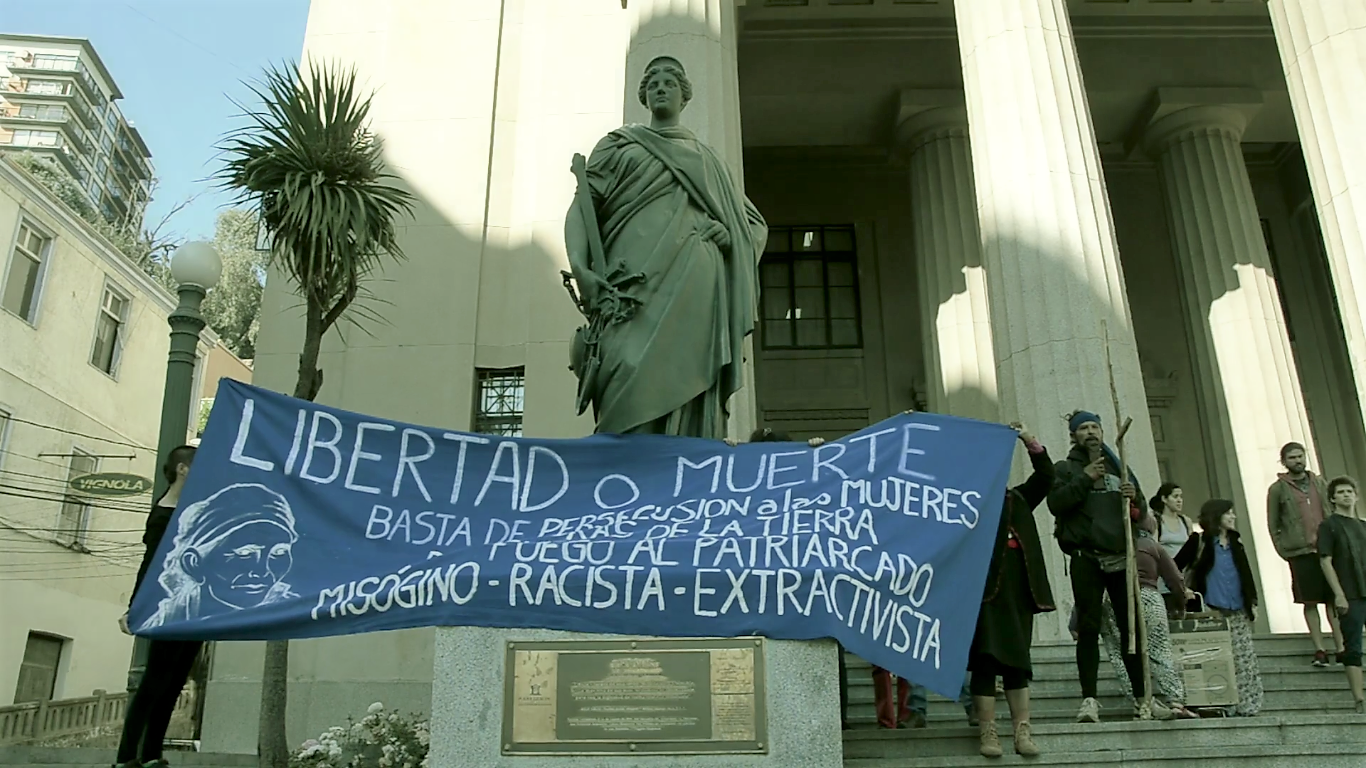 Acción por la machi Linconao: Así fue la irrupción de manifestantes en tribunales de Valparaíso