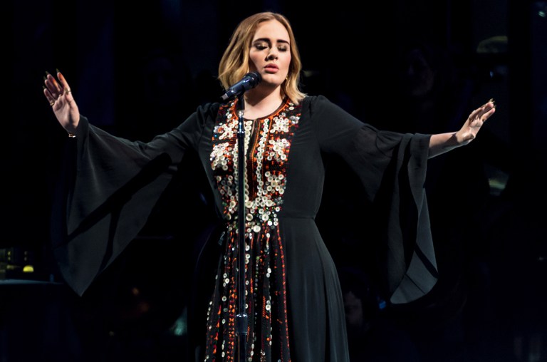 (Video) ¡Impresionante! Esto es lo que hace Adele cuando tiene problemas de sonido ?