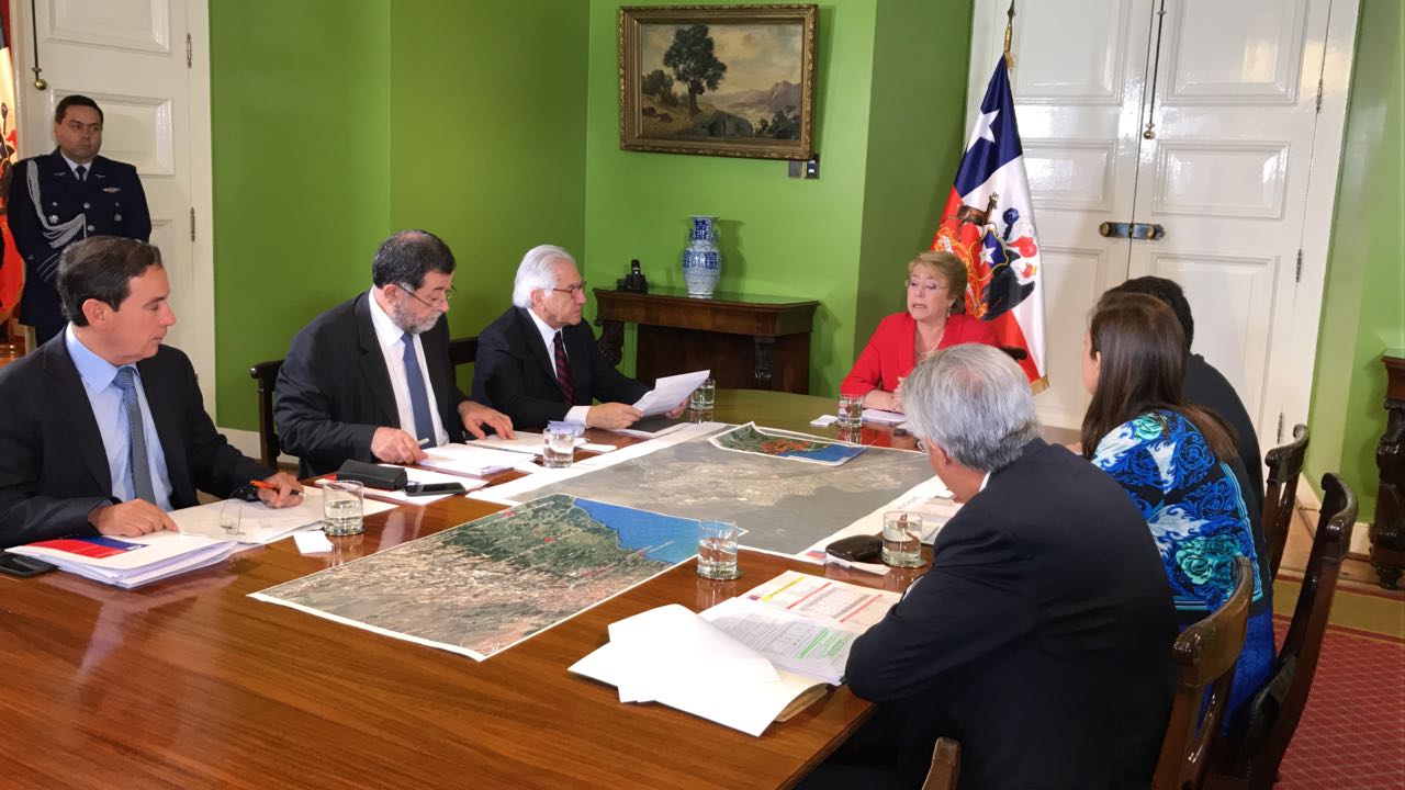 Bachelet encabeza reunión para evaluar medidas para frenar incendios y apoyar a damnificados