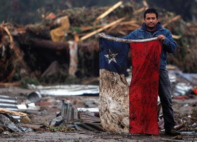 El drama que enfrenta el ‘hombre de la bandera’ del terremoto del 2010 por culpa de los incendios