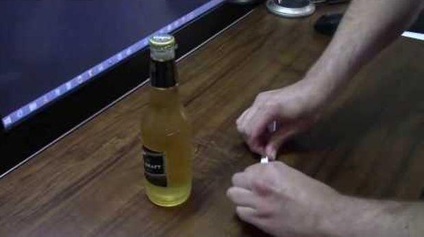 INGENIO: abrir una cerveza nunca fue tan fácil usando papel (VIDEO)