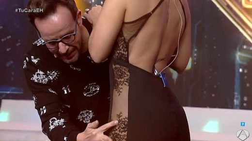 Esta famosa cantante salió al aire en TV sin ropa interior
