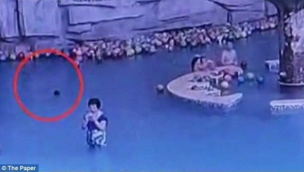 Descuido fatal: Niño se ahoga mientras su madre revisa su celular (VIDEO)