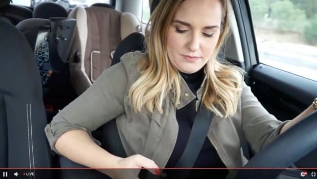 Famosa youtuber se accidenta mientras graba en su auto (VIDEO)