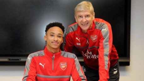 El lateral que pasó de ser despedido de una industria a jugar en el Arsenal en un día