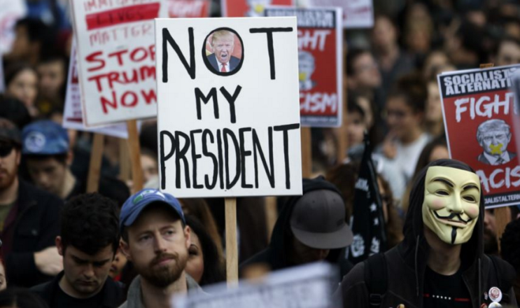 Masivas manifestaciones de resistencia contra Trump, el día en que comienza su gobierno