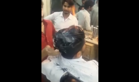 Nueva tendencia en peluquería viene de la India: Prender fuego a las cabezas (VIDEO)