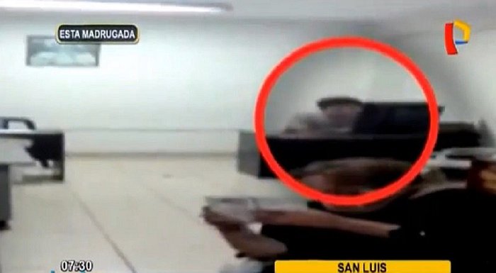 (Video) Delincuente detenido fue sorprendido usando Facebook en el PC de la comisaría