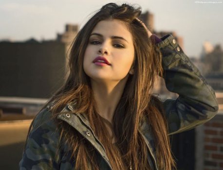 Esta es la «doble» de Selena Gómez: Llama la atención por sus fotos desnuda