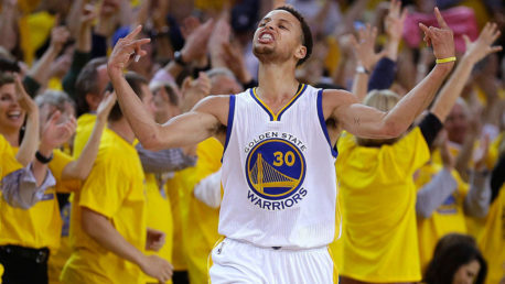 Curry subasta calzado para víctimas de incendio en Oakland