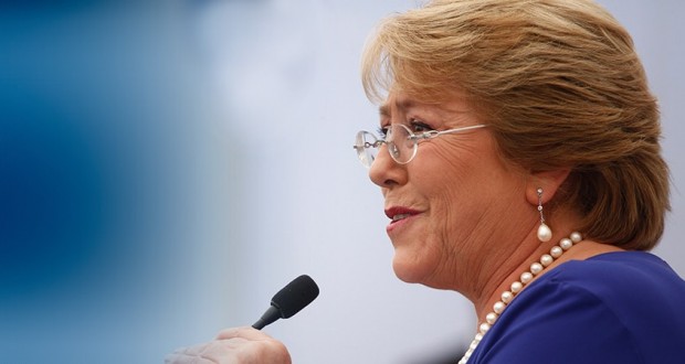 Bachelet no repunta: aprobación presidencial se mantiene bajo el 20%