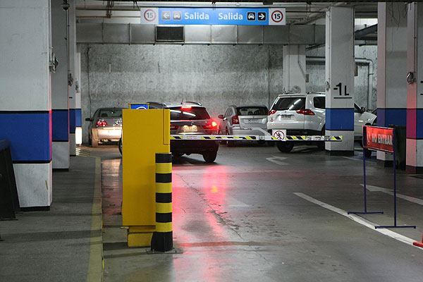 Sernac demanda colectivamente a 10 centros comerciales por incumplimiento a ley de estacionamientos