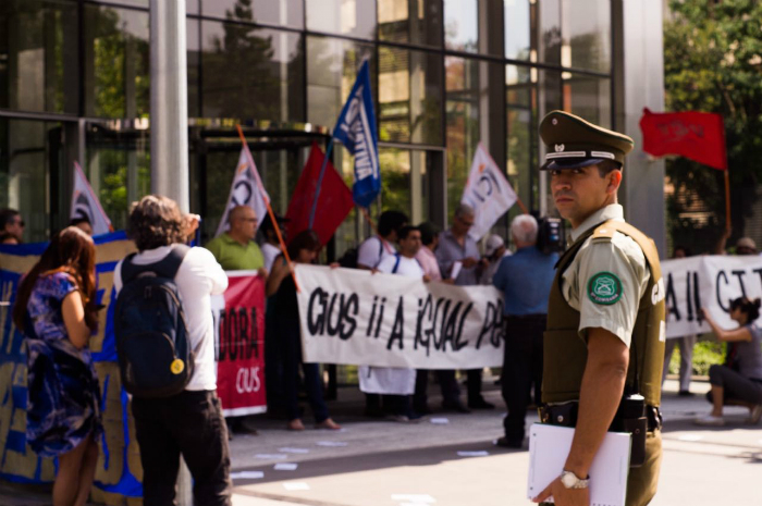 Trabajadores realizan funa en oficinas de BHP Billiton y apelan a solidaridad con huelguistas de Minera Escondida