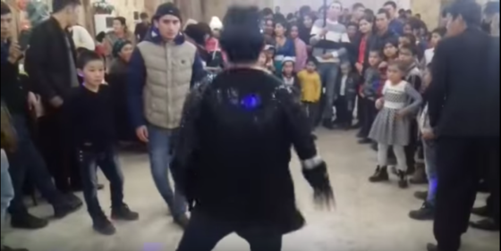 Este hombre quiere lucirse en una fiesta y se rompe el cuello en un salto mortal